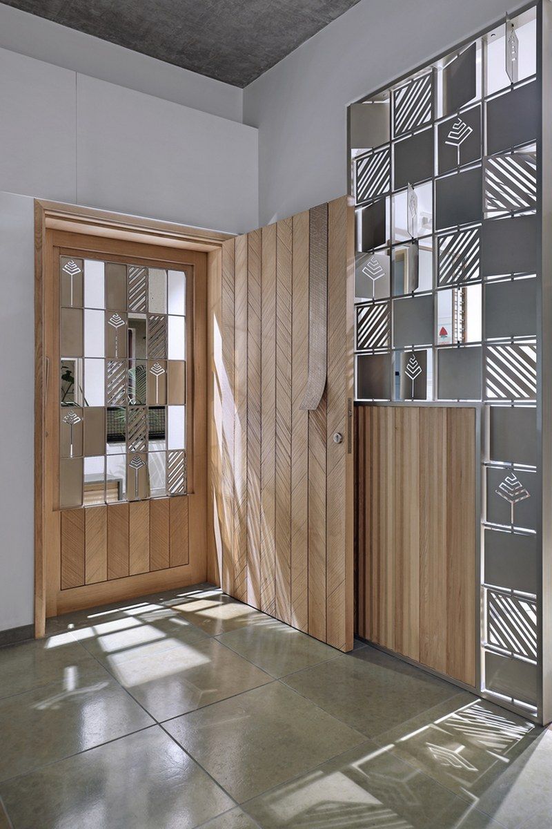 Mixed-material custom entrance design direction